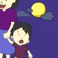 一出门，小明就看见了天上圆圆的月亮。